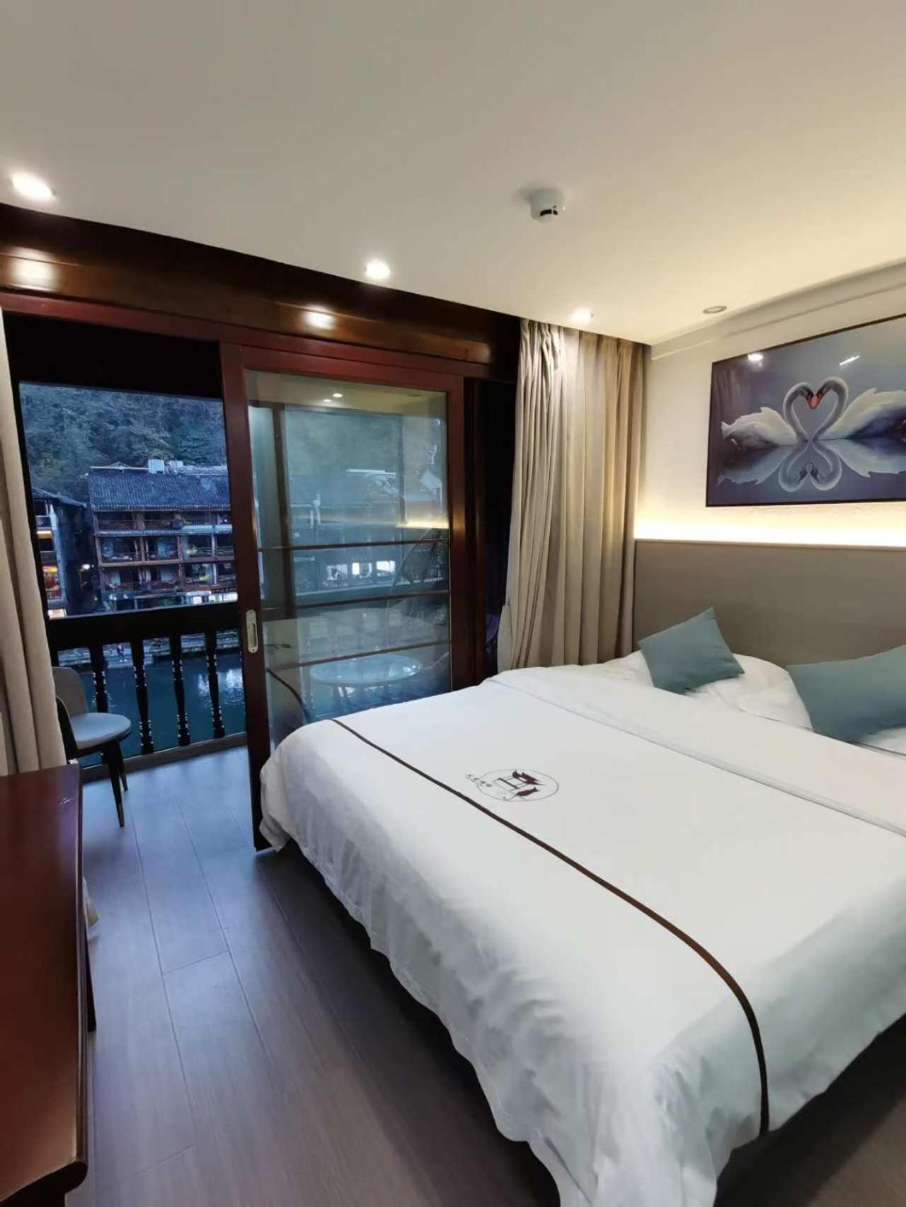 Fenghuang Ancient Town Lazy Cat Riverside Inn Экстерьер фото